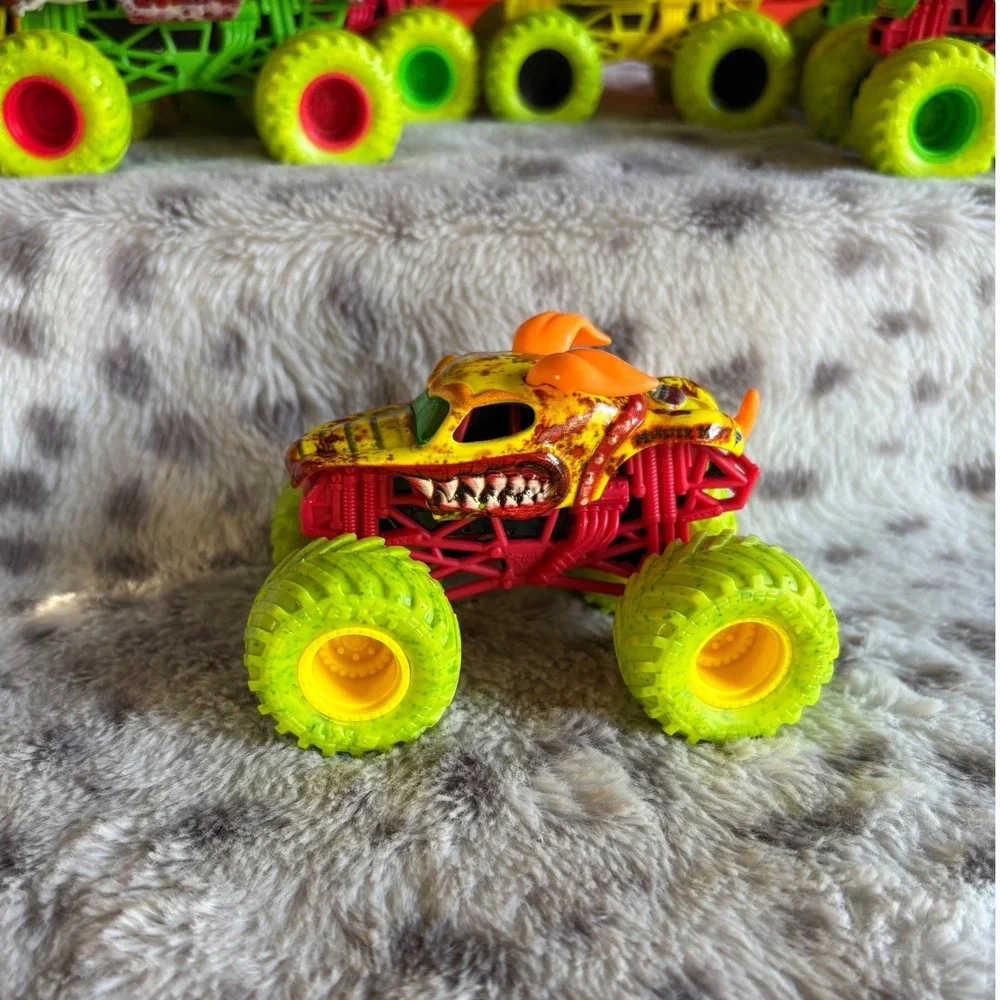Monster Jam Monster Mutt Rottweiler 1:64 Die-Cast Truck Yellow Green Tires